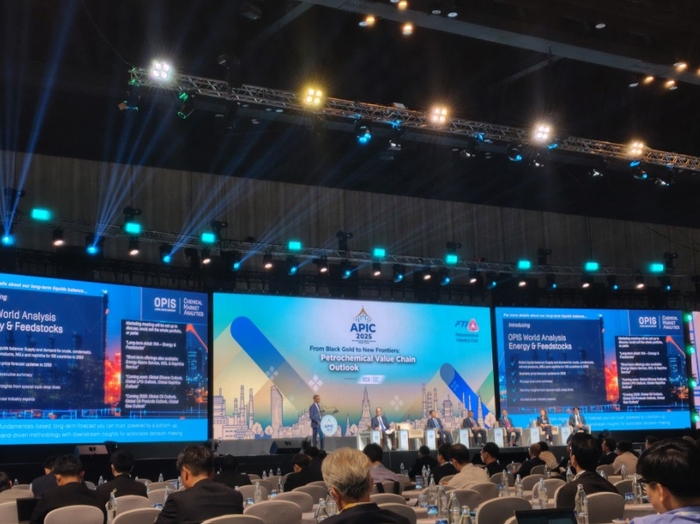 大規模なカンファレンスホールで開催されたケミカル・マーケティングセミナーの様子。多くの参加者が着席し、大型スクリーンに投影された発表資料を視聴している