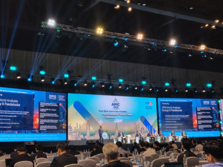 大規模なカンファレンスホールで開催されたケミカル・マーケティングセミナーの様子。多くの参加者が着席し、大型スクリーンに投影された発表資料を視聴している