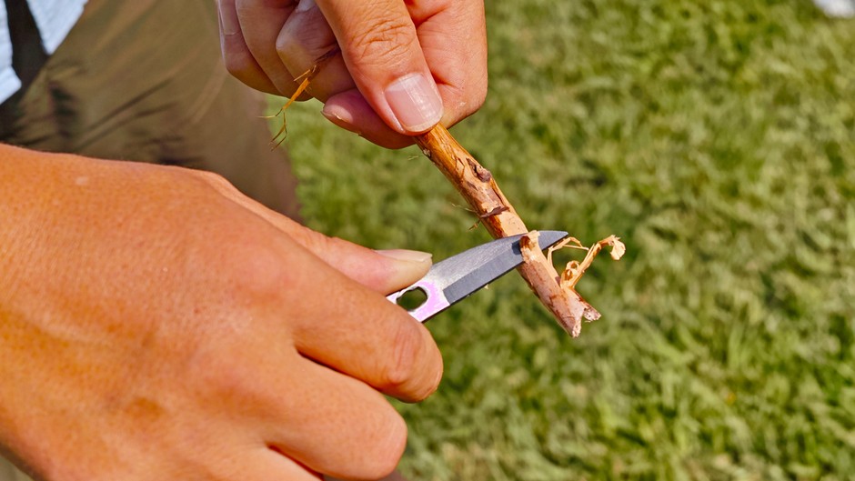 ナイフ 野菜を切ったり小枝でフェザースティックを作る