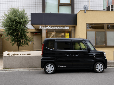 病院と訪問診療車
