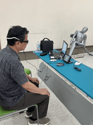 腰部の電極から微弱な電気刺激をモールス符号のリズムで伝えるOKIMOの装置