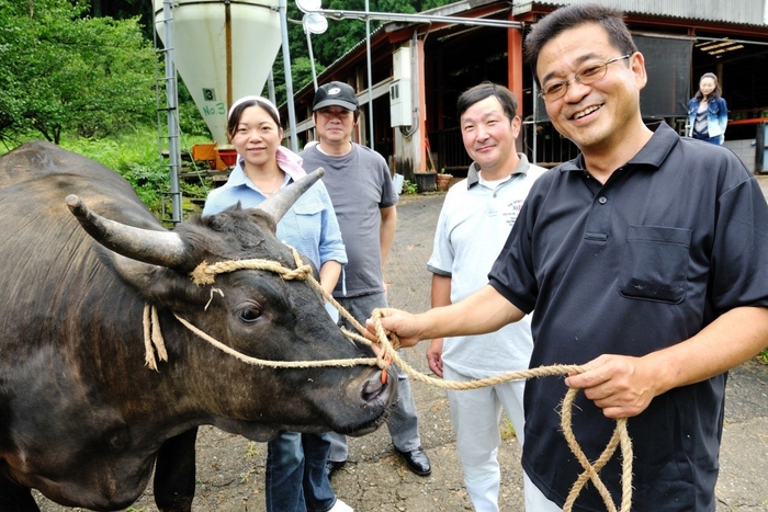 代表の深尾と生産者の皆様