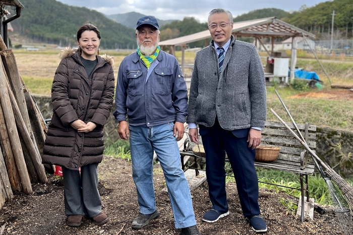 右から化粧品製造の三上さんと精油製造の村山さん