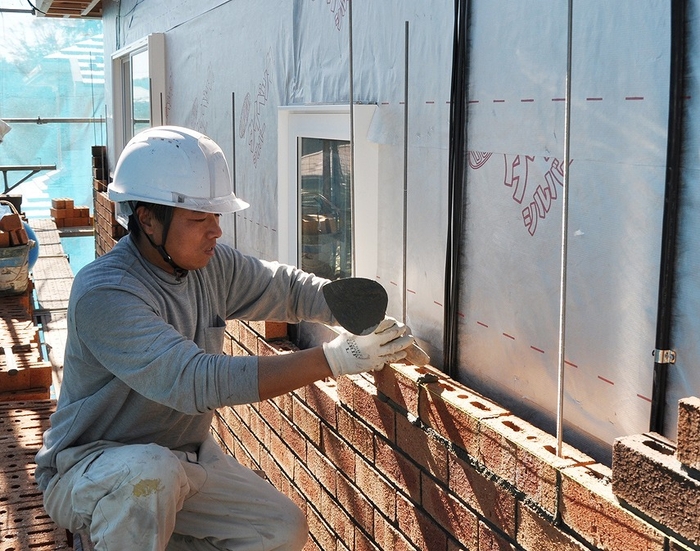 本物のレンガを手積みしている様子