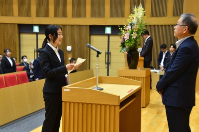 謝辞を述べる坂井さん