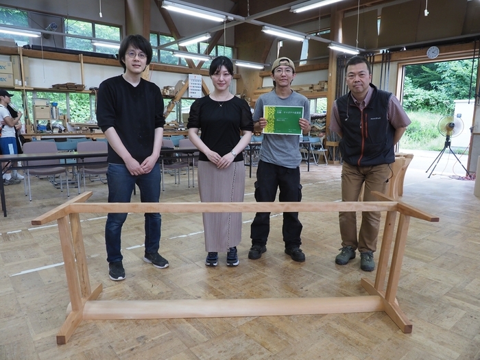 足で触れる脚