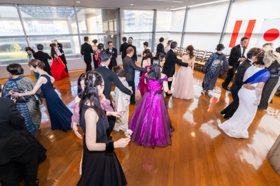 ダンスフロアーいっぱいに踊る参加者