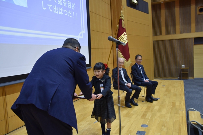 表彰状を受け取る学長賞の大橋惠美さん