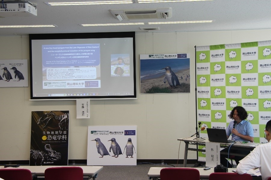 北海道と岡山をオンラインで結んで行われた説明会で、報道関係者に向けて話す林准教授(右から2人目)