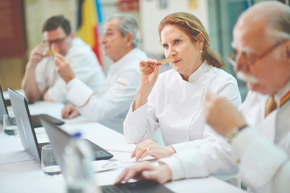 食品を審査する審査員