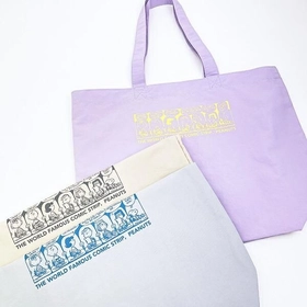 スヌーピーの大容量トートバッグ。スヌーピーたちが楽しそうな絵柄とくすみカラーもキュートすぎます。