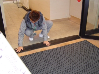【納入事例レポート】あ、ここにも杉田エース！Vol.139埼玉県・大型ショッピングセンター。各テナント入口の段差解消用に特注押し出し合成ゴムを納入！
