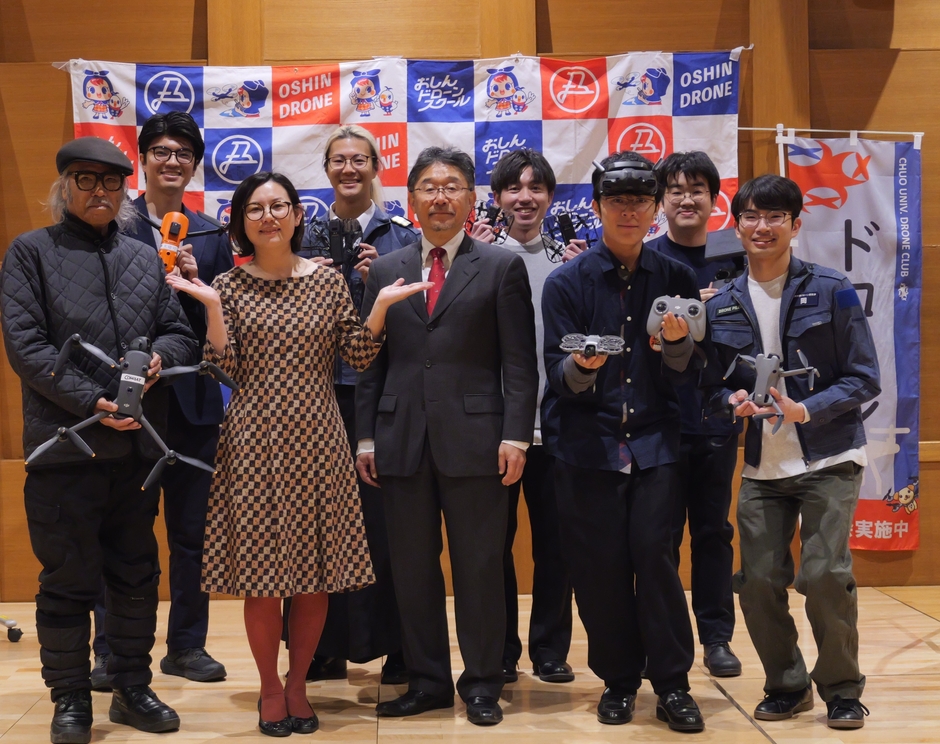 中央大学ドローン研究会の学生と集合写真