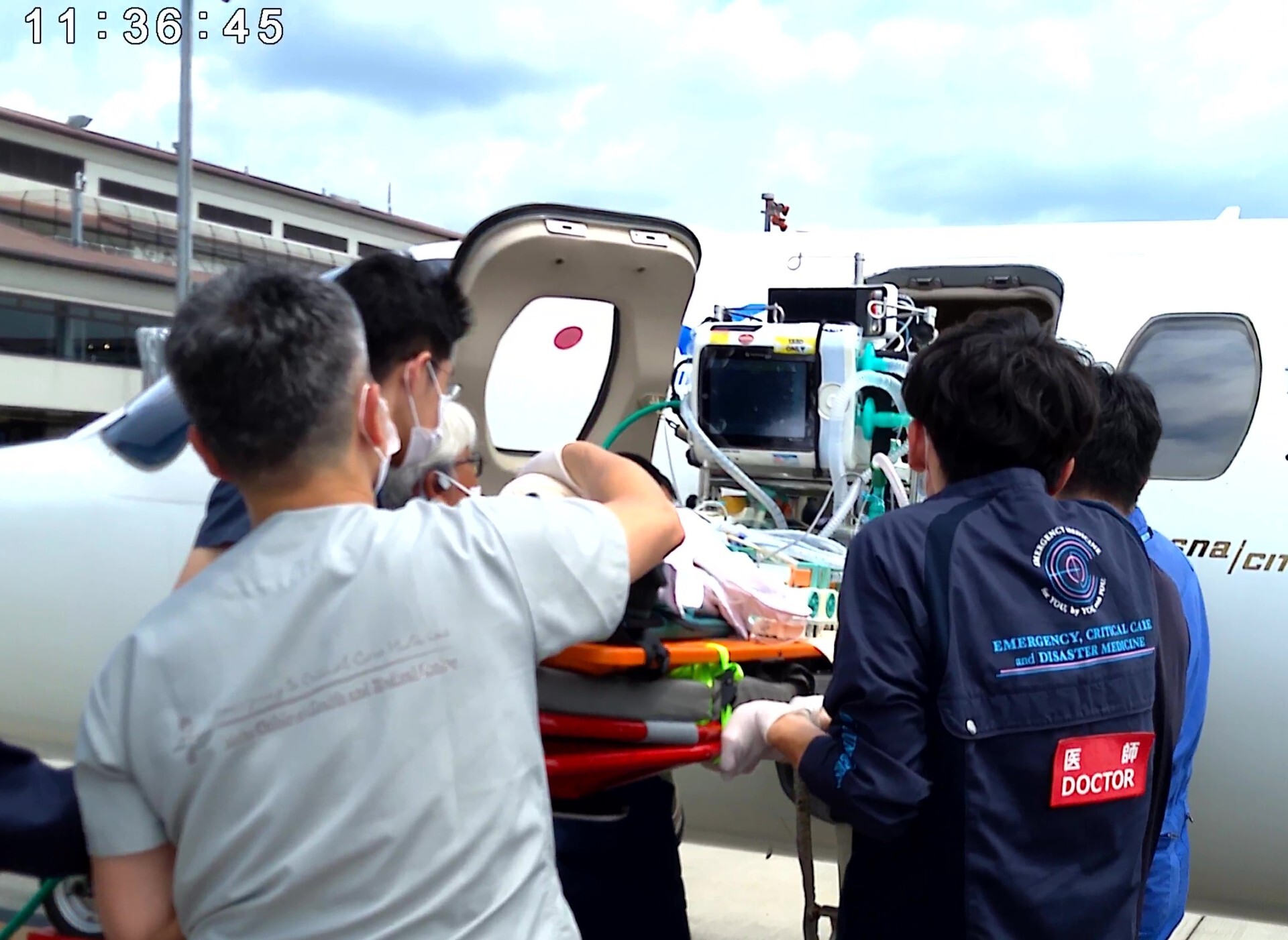 患児を機内に搬入