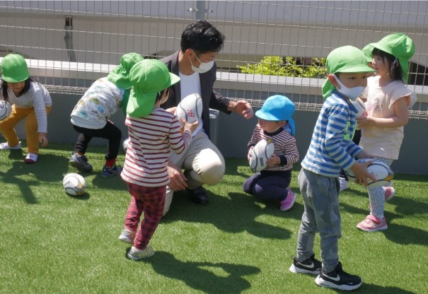 (子供たちと触れ合う廣瀬氏)