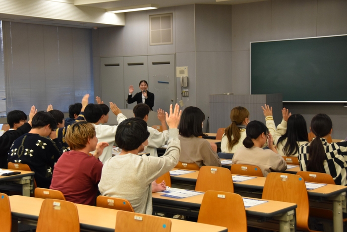 講師からの質問に答える学生たち