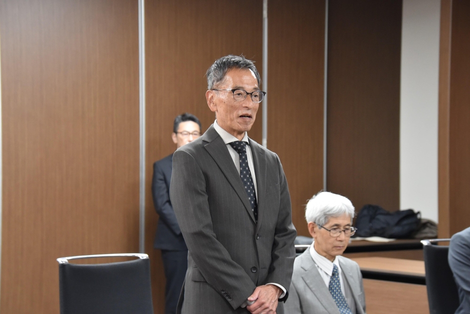 代表してあいさつする佐川教授