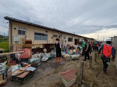 被災した住宅から運び出す