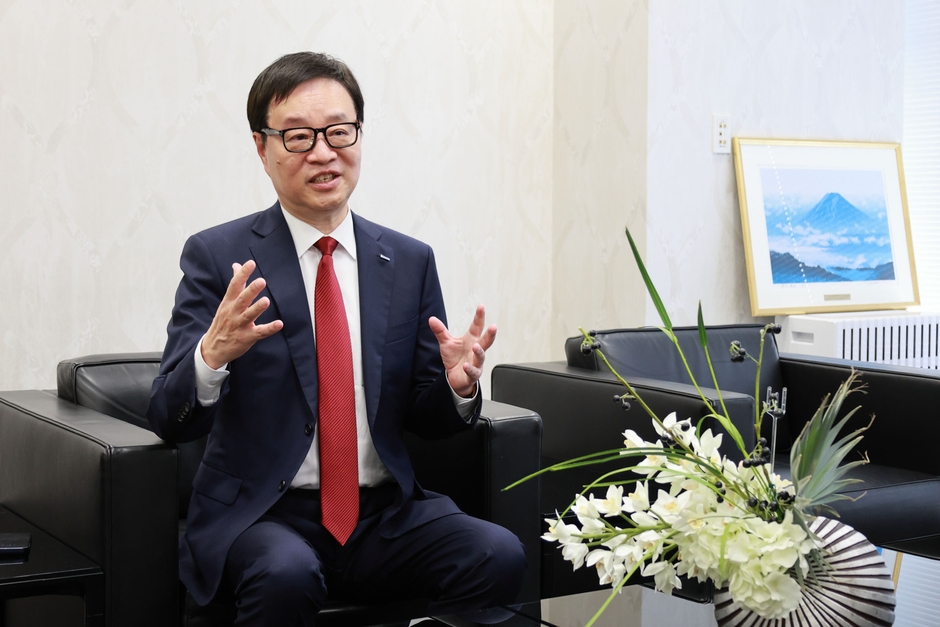 取材に応じる中山社長