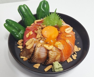 ピーマンが止まらない！ガツン海鮮丼
