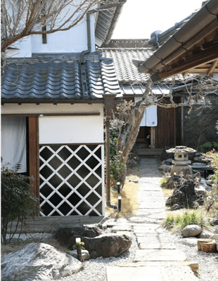 左が「蔵の間」、奥が「田園の間」」