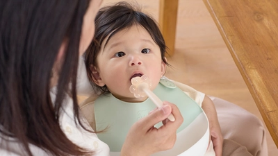 フィーディングのお悩みをサポート！のど突き防止プレート付き 「はなまる離乳食スプーン」8月21日発売
