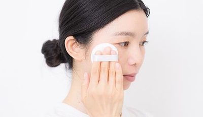 毛穴やくすみをぼかし、キメの整った明るい肌を演出