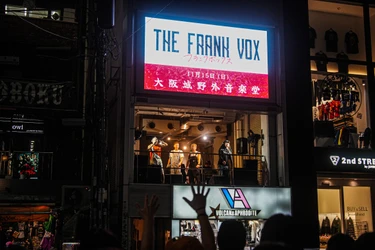 THE FRANK VOX、地元・大阪アメ村の三角公園前でフリーライブを開催！
大阪城野外音楽堂公演に向け総勢500人が集結