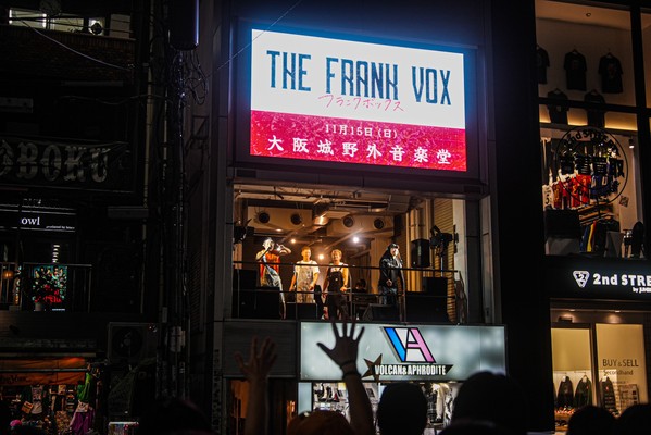 THE FRANK VOX、地元・大阪アメ村の三角公園前でフリーライブを開催！
大阪城野外音楽堂公演に向け総勢500人が集結