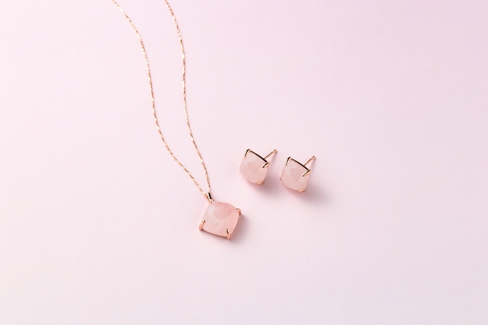 （K10 PG ROSE QUARTZ NECKLACE ¥22,000 / K10 PG ROSE QUARTZ PIERCE ¥22,000）