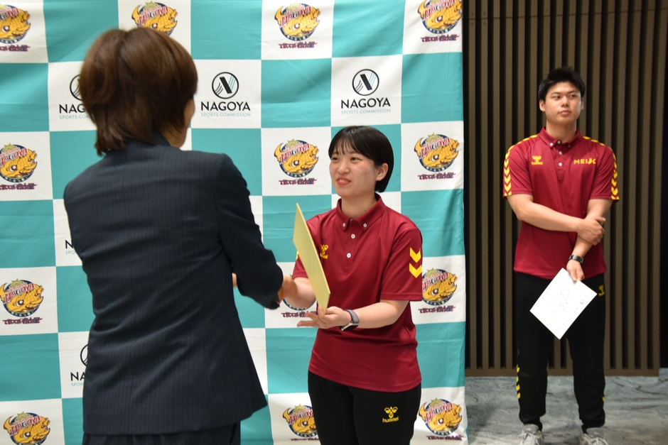 終了後には高橋さんが全員にサイン入り色紙をプレゼント