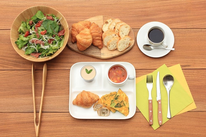 朝食はレストランで季節の料理をどうぞ