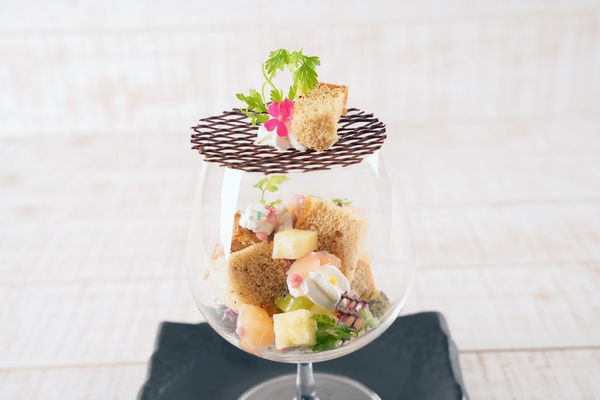 様々な食感が楽しめる夏らしいスイーツ（880円）