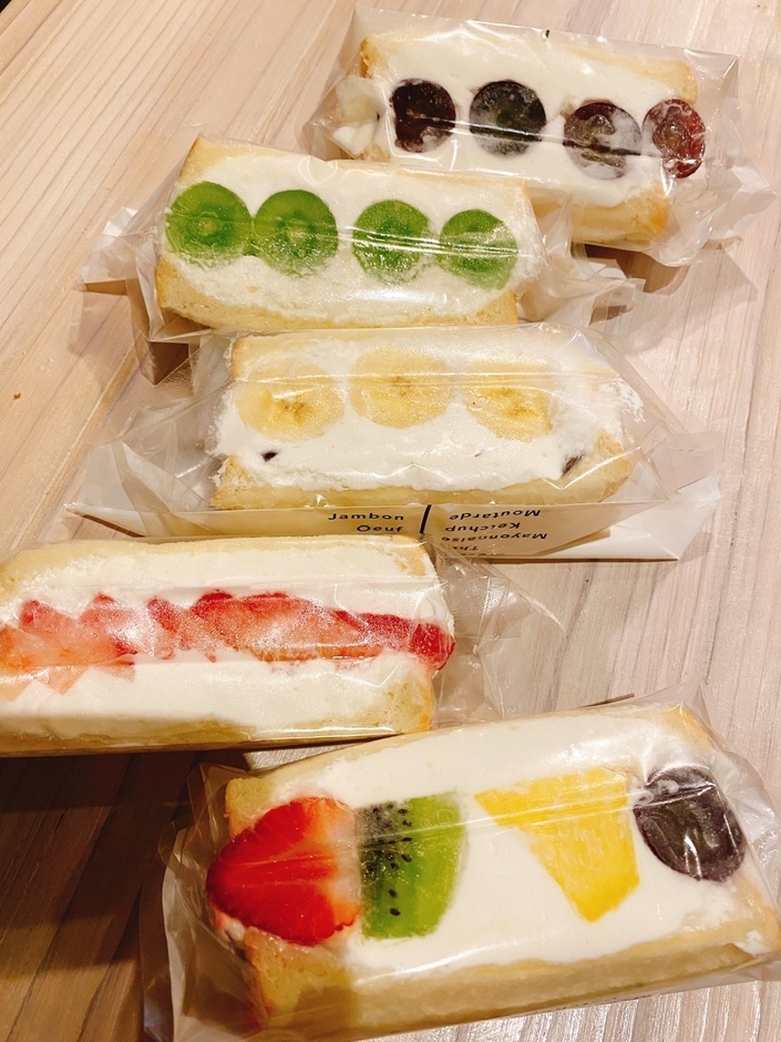 旬のフルーツを使用したドリンクやパフェを販売する キッチンカー