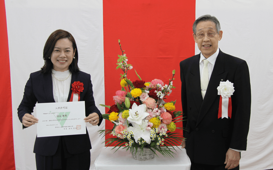 左:新入生代表 池谷康恵さん 右:西村哲雄学長