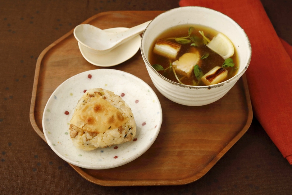 羽根付き餃子風おにぎり＆焼きねぎのねぎみそスープ