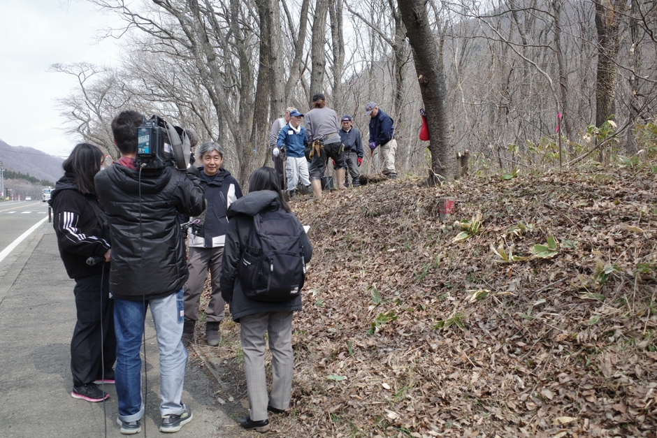TV取材に応じるプロジェクト委員長の小野寺