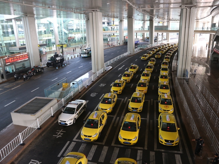 3-03　重慶タクシーの列