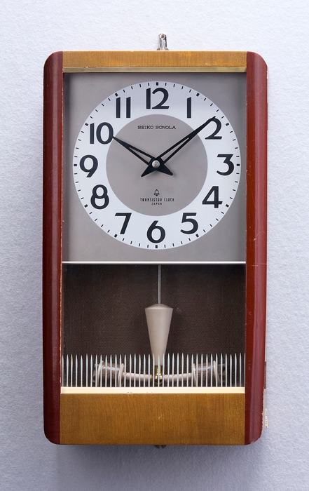 (Photo_08) 打方付き電池式トランジスタ振り子掛時計「セイコーソノーラ」 服部時計店 昭和36年(1961)頃 セイコーミュージアム 銀座蔵