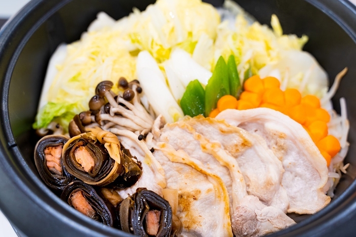 昆布巻きと田作りのダシが凝縮!ごま風味鍋