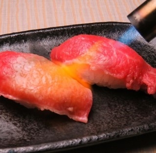 目の前で炙る肉寿司