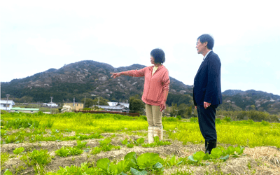 近隣の農家さんを視察する医師・越久 仁敬