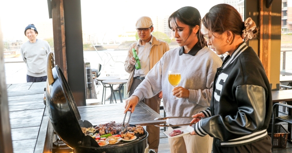 Hemingway横浜でBBQを楽しむ様子