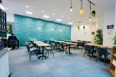 仕事も勉強も“場所で選ぶ”時代へ　 日本初の“テーマが選べる無人カフェ”が大阪・守口に誕生　 Qderセルフカフェ 守口店が2025年12月21日OPEN