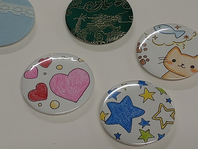 缶バッジづくりの体験ワークショップ（作品例）