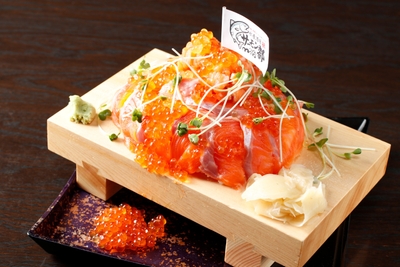 「青森サーモン&いくら!!豪華ぶっとびタワー盛り(銀しゃり入り)」(2~3人前)4,378円