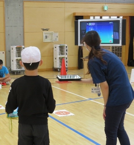 方向転換・宙返りなど所定の動作を全て入れた上で、指定したヘリパッドまで戻ってくることができるか、一人ひとりテスト飛行を行いました