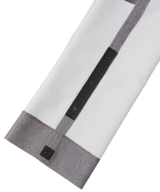 裾の裏側のボタンを留めることで、3段階に長さを調整できます。