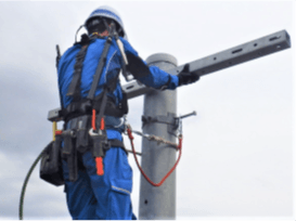 支持腕金装柱作業