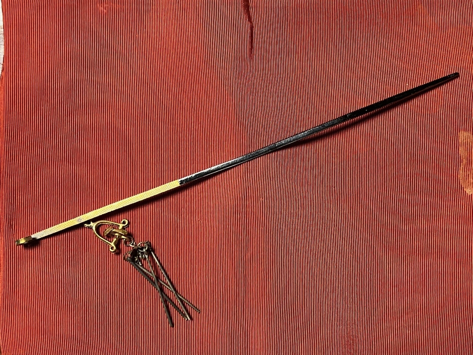 返礼品：金属製の古いかんざし(10,000円) このかんざしは、蔵出しの時代を感じさせるかんざしとなります。